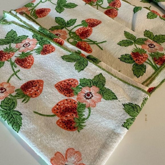 Vintage Strawberry Napkins Set Of 6 🍓 - Picture 5 of 10